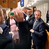 Zbog novog zakona izbila tučnjava u slovačkom parlamentu: Letjele boce, čuli se povici da neko nekoga guši