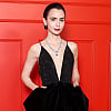 Lily Collins u modernoj verziji kultne crne haljine Audrey Hepburn: Duboki dekolte na premijeri "Emily in Paris"
