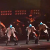 Fascinantno: Roboti nastupili s kineskom muzičkom zvijezdom, oduševili savršenom plesnom koreografijom