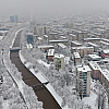Snijeg prekrio Sarajevo: Bajkoviti prizori iz zraka, a na gradskim ulicama haos