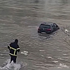Vatrogasac Rade je junak Zvornika: Pogledajte kako je izvukao zaglavljeni automobil iz Drine