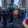 Francuski poljoprivrednici protestuju u Parizu, traktorima okružili Trijumfalnu kapiju i Eiffelov toranj