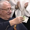 Šešelj i Brnabić uz četničke pjesme proslavili Božić u Informeru, ratni zločinac okitio pjevača sa 100 eura