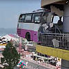 Autobus "zaglavljen" u fasadi zgrade postao turistička atrakcija u Kini, privlači brojne posjetioce