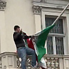 Demonstrant skinuo zastavu s iranske ambasade u Londonu pa istakao onu iz doba Pahlavija