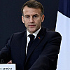 Macron izašao pred vojsku sa natečenim i crvenim okom pa se našalio da se radi o "oku tigra"