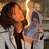 Iranka s cigaretom i fotografijom ajatolaha postala je simbol protesta: Inscenirani trenutak ili spontani čin prkosa?