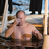Vladimir Putin se okupao na Bogojavljenje: Prekrstio se i tri puta uronio u ledenu vodu