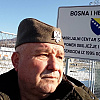 Pripadnik četničkog pokreta iz Srbije sa kokardom na glavi provocirao ispred Memorijalnog centra u Potočarima