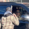 Jennifer Lopez dala novac beskućniku, snimak izazvao reakcije: "Pokušava se izvući"