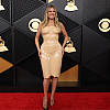 Heidi Klum za Grammyje odabrala lateks haljinu s istaknutim bradavicama, koja joj je otežavala kretanje