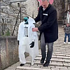"Nije Mostarac, vidi se": Robot Roby nasmijao građane, imao probleme pri hodanju po kaldrmi Starog mosta
