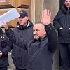 Vozač tramvaja Adnan Kasapović izašao na slobodu: U suzama zagrlio kolege ispred suda