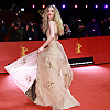 Amanda Seyfried u bajkovitoj haljini na crvenom tepihu Berlinalea: Glumica zablistala na premijeri filma