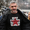 Feđa Štukan na protestima u Sarajevu odjenuo majicu s natpisom "Smrt fašizmu, sloboda narodu"