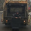 Bizaran pokušaj bijega: Muškarac se od policije sakrio u kantu za smeće pa skoro završio u kamionu za otpad