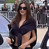 Emily Ratajkowski zamalo pokazala previše: Ogrnula se džemperom koji je jedva prekrio njene grudi