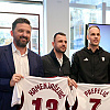 Košarkaši Dubaija družili se s navijačima u Fan shopu FK Sarajevo, na poklon dobili dresove Bordo kluba