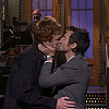 Harry Styles poljubio komičara Bena Marshalla tokom gostovanja u emisiji "Saturday Night Live"