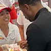 Michael B. Jordan proslavio Oscara na nesvakidašnji način: S nagradom u ruci dijelio autograme u fast foodu
