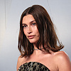 Hailey Bieber na zabavi Vanity Faira nosila haljinu s uzorkom koji dominira ove sezone