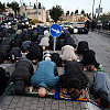 Brojni muslimani u Jerusalemu klanjali na ulicama jer su Izraelci zatvorili džamiju Al-Aqsa