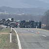 Teška saobraćajna nesreća kod Bosanskog Petrovca: Kamion se prevrnuo, saobraćaj potpuno obustavljen