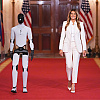 Melania Trump u Bijeloj kući prošetala s humanoidnim robotom: Predstavio se gostima na samitu