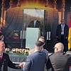 Reza Pahlavi se obraćao iz staklene kutije otporne na metke