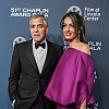 Amal Clooney u elegantnom izdanju pozirala uz supruga: Ljubičasta haljina prikupila brojne simpatije