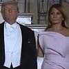 Snimak napetog trenutka između Melanije i Donalda Trumpa izazvao reakcije: Nije ga željela držati za ruku