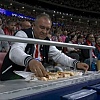 Kako je ovo sve unio? Viralni navijač Atletica ponovo pravio sendviče usred utakmice Lige prvaka