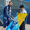 Džeko ispred stadiona Schalkea dobio zanimljiv poklon, nije krio oduševljenje
