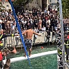 Neobičan običaj u Baškoj Vodi: Takmičari preko lojave grede postavljene iznad mora pokušali doći do janjeta