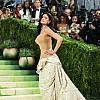 Kylie Jenner se u Schiaparelli korzet haljini jedva kretala na Met Gali, asistenti je "nosili" uz stepenice