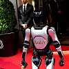 Kako je AgiBot postao neočekivana zvijezda Met Gale: Robot se zaglavio u liftu pa pozirao oduševljenim fotografima