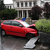 Sarajevo: Automobil izletio s ceste kod Narodnog pozorišta i zabio se u betonske žardinjere