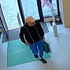 Snimak krađe u Sarajevu: Muškarac "probrao" odjeću pa mirno izašao iz prodavnice