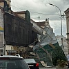 Nevrijeme stiglo i u BiH, olujni vjetar u Prijedoru srušio zaštitu na oštećenoj zgradi