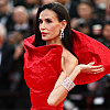 Odvažno i elegantno izdanje Demi Moore na Cannes Film Festivalu: U vatrenoj crvenoj Gucci haljini plijenila pažnju