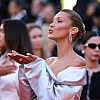 Bella Hadid ponovo u Cannesu: Blistala u elegantnoj satenskoj haljini, stigla u pratnji brata Anwara