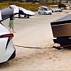 Tesla Cybertruck se zaglavio u pijesku na plaži, izvukao ga Toyotin monovolumen