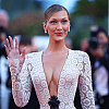 Bella Hadid u Cannesu pokazala stomak u haljini dubokog dekoltea, odjećom odala počast filmskoj ikoni