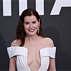 Geena Davis oduševila izgledom u Cannesu: Elegantna bijela haljina s dubokim dekolteom ukrala svu pažnju