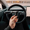 Evo zašto mlađe generacije vozača vole Teslu: Kako promijeniti brzinu u automobilu bez mjenjača