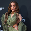Elegantno i zavodljivo izdanje Jennifer Lopez: U raskošnoj maslinasto zelenoj haljini prošetala crvenim tepihom