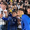 Zmajevi poslije utakmice otišli pred navijače, svi su željeli fotografije i autograme