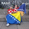 Simpatične prijateljice u Zagrebu navijaju za Zmajeve u dresovima Hrvatske sa zastavama BiH
