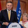 U duhu Mundijala: Denis Bećirović i guvernerka Kanade Louise Arbour razmijenili dresove