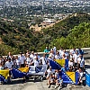 Navijači BiH počeli pristizati u Los Angeles, iznad grada se orili  "Ljiljani" Halida Bešlića